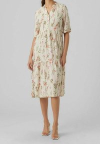 Kwiatowa sukienka midi, kremowa tkanina z różowymi i zielonymi wzorami botanicznymi, zapięcie na guziki, krótkie bufiaste rękawy, warstwowa spódnica, lekki materiał.