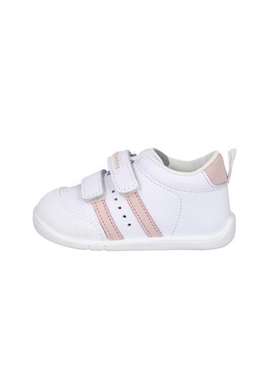 Zapatilla blanca para niño pequeño con rayas rosas, dos tiras de velcro, puntera reforzada y pestaña para tirar en el talón.