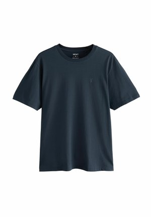 Camiseta de manga corta y cuello redondo en algodón de color azul marino oscuro. Presenta un discreto logo bordado en el pecho izquierdo. Textura suave y lisa.