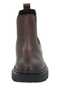 Brązowy skórzany botek za kostkę z elastycznymi bocznymi panelami, płaską gumową podeszwą i pętelką z tyłu. Posiada gładką fakturę i okrągły czubek.