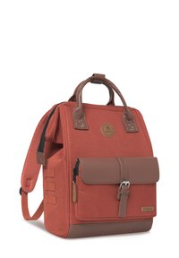 Rode canvas rugtas met bruin leren accenten, twee bovenhandgrepen, verstelbare schouderbanden, een voorvak met rits en logo-detail.