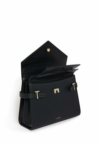 Bolso de piel texturizada negra con tapa superior, cierre de presión dorado y dos acentos decorativos de hardware dorado en las correas frontales.