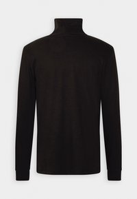 Schwarzes langärmeliges Turtleneck-Shirt mit figurbetontem Schnitt, hohem Kragen und gerippten Bündchen. Glatte Textur ohne sichtbare Muster oder Verzierungen.