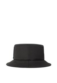 Cappello a secchiello nero con visiera cucita e un piccolo patch sul lato, esposto su uno sfondo bianco.
