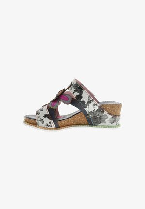 Sandale à talon compensé avec semelle en liège, base blanche, motif floral noir, détail papillon rose et violet, bout ouvert et bride réglable.