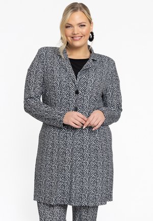 Zwart-wit visgraatpatroon jas met een gekruist revers, knoopsluiting aan de voorkant en lange mouwen, gecombineerd met bijpassende broek met hetzelfde patroon.