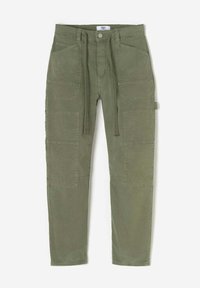 Pantalones cargo verde oliva con múltiples bolsillos de parche, cinturilla con cordón y diseño de pierna ajustada, hechos de tela de algodón.