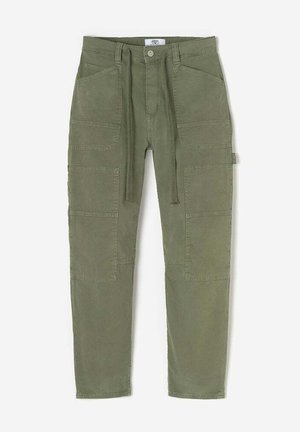 Pantaloni cargo verde oliva con molte tasche a toppa, vita con coulisse e design a gamba affusolata realizzati in tessuto di cotone.