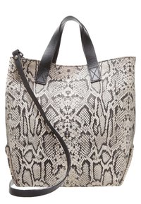 Torba na ramię w beżowo-czarny wzór w kształcie węża, wykonana z teksturowanego materiału, z dwiema krótkimi rączkami i odczepianym paskiem na ramię.