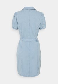 Robe en denim bleu clair avec un col, manches courtes bouffantes, ceinture à la taille et détails de couture visibles, longueur genou avec une forme ajustée.
