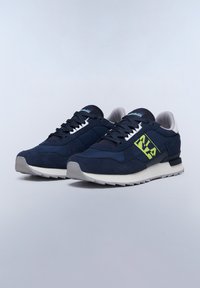 Baskets bleu marine avec un dessus en daim et en maille, accents blancs et un logo vert bien visible. Elles disposent d'une languette rembourrée et d'une semelle texturée.