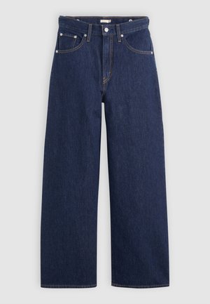 Jean large en denim bleu foncé avec une taille haute, doté de cinq poches et de coutures contrastées. Texture lisse avec un design épuré.