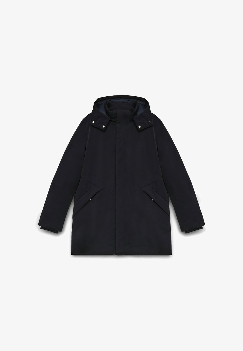 Parka di colore blu scuro con colletto alto, chiusura con cerniera frontale, due tasche laterali e bottoni a pressione sul colletto per una chiusura sicura.