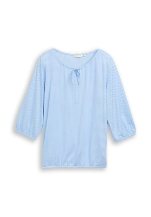 Blouse pour femmes bleu clair avec de fines rayures verticales, manches trois-quarts, encolure ronde et détail de lien à l'avant.