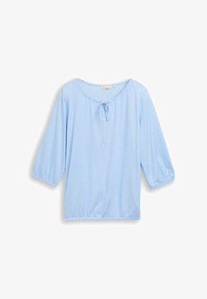 Blusa da donna azzurro chiaro con sottili righe verticali, maniche a tre quarti, scollo rotondo e dettaglio con nodo frontale.