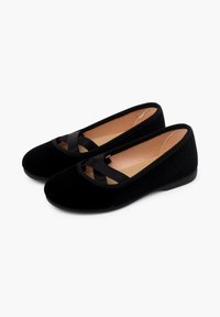 Černé baletní ploché boty vyrobené z měkkého sametu, mají zaoblenou špičku a křížové saténové pásky na nártu. Plná podrážka zajišťuje stabilitu.