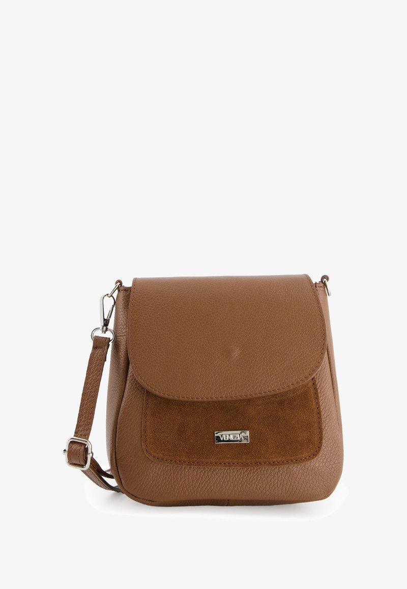 Brun læder og ruskind crossbody taske med klaplukning, sølv hardware og justerbar rem. Textureret overflade med en subtil glans.
