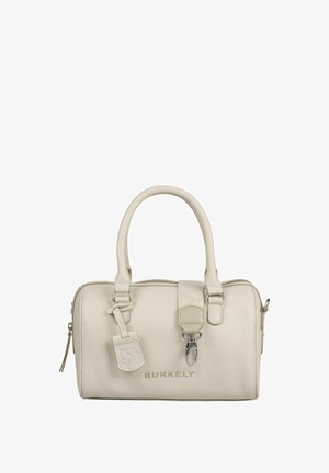 Bolso de mano de cuero beige claro con superficie texturizada, dobles asas, etiqueta decorativa, cierre superior con cremallera y sutil inscripción del logotipo en la parte frontal.