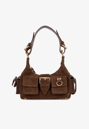 Borsa a tracolla in suede marrone con doppie tasche anteriori, hardware dorato, una fibbia in stile cinturino e una tracolla arrotondata, con una texture morbida.