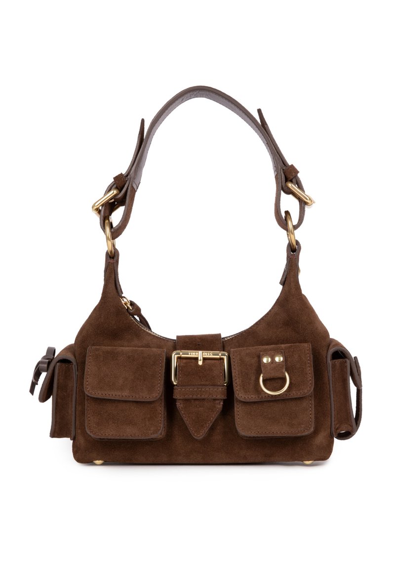 Brun fløjlsvasker med to frontlommer, guldbelægning, en bæltestil spænde og en rund skulderrem, der har en blød tekstur.