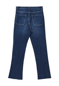 Jeans svasati in denim blu scuro con vita alta, dotati di due tasche posteriori e orlo pulito senza decorazioni.