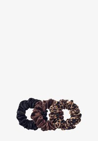 Sett med tre scrunchies i silke: svart, sjokoladebrun og leopardmønster. Alle har et mykt, strukturert stoff med samlet design.