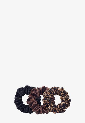 Sæt af tre silkeskruer: sort, chokoladebrun og leopardprint. Alle har et blødt, struktureret stof med en samlet design.