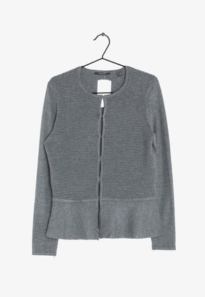 Grauer Cardigan mit horizontaler Rippstruktur im oberen Bereich und glattem unteren Bereich, mit einem runden Halsausschnitt und einer vorderen Schließe.