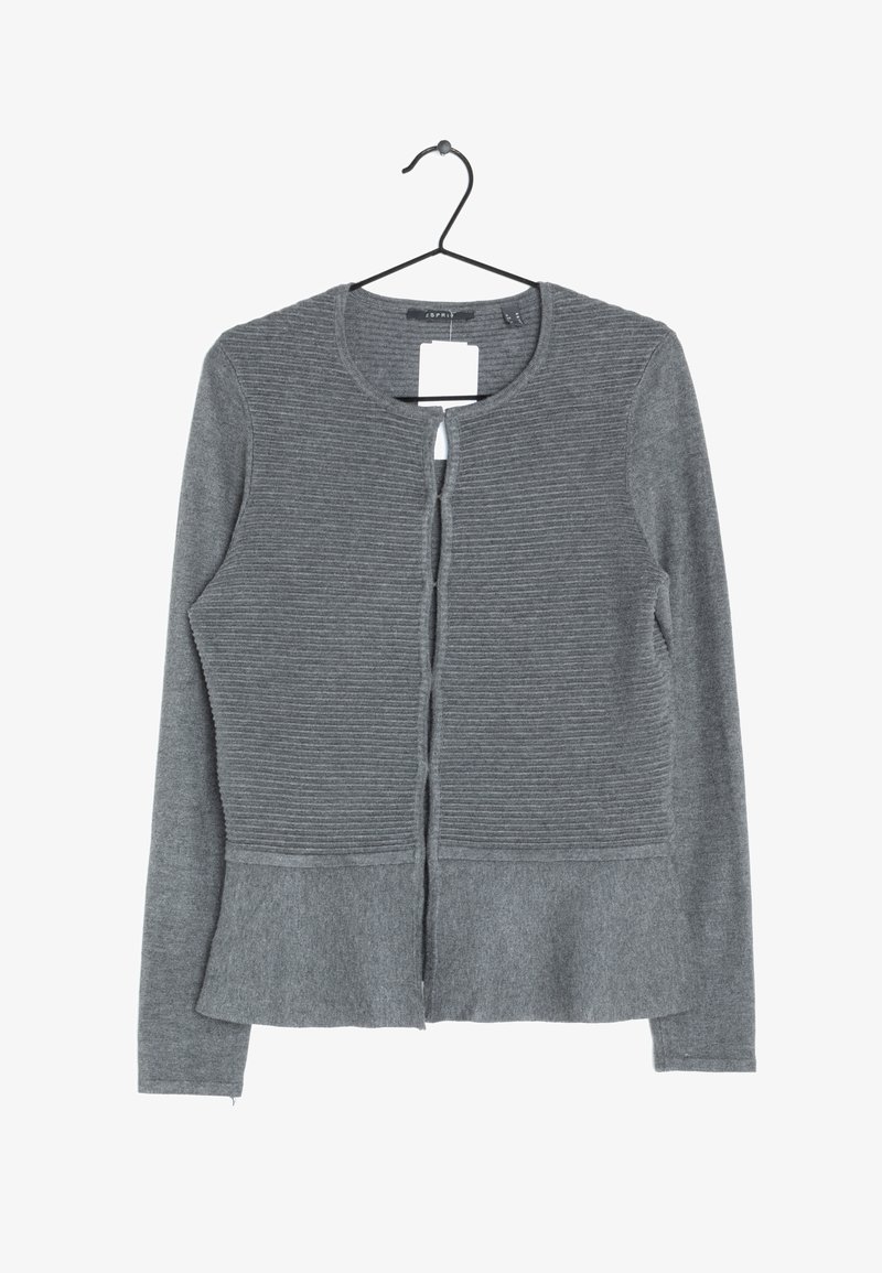 Grauer Cardigan mit horizontaler Rippstruktur im oberen Bereich und glattem unteren Bereich, mit einem runden Halsausschnitt und einer vorderen Schließe.