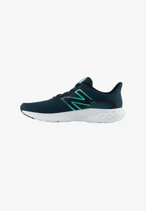 Zapatilla deportiva de correr en color verde azulado oscuro con logo turquesa y suela blanca acolchada, vista lateral sobre fondo blanco.