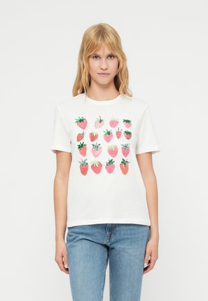 Hvid bomulds-T-shirt med et motiv af forskellige lyserøde jordbær med grønne blade, trykt på fronten i et gittermønster.