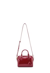 Rode lakleren handtas met dubbele handvatten en een verstelbare schouderband. Heeft een glanzende textuur en een klein decoratief label.