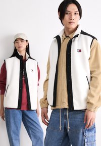 Tommy Jeans BADGE VEST UNISEX - Liemenė - ancient white