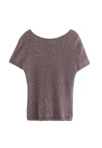 Lilla kortærmet top lavet af fuzzy materiale med en bred, rund halsudskæring og afslappet pasform. Blød tekstur med minimal søm.