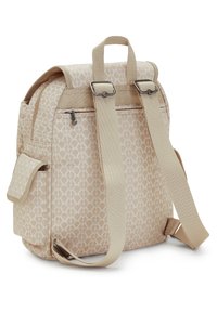 Sac à dos beige à motif avec fermeture éclair, deux bretelles, poignée supérieure et poche latérale. Fabriqué en matériau durable avec un design géométrique.