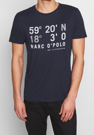 Marineblaues Baumwoll-T-Shirt mit weißem und grauem Grafiktext, einschließlich Koordinaten und Markenname "Marc O'Polo" auf der Vorderseite.