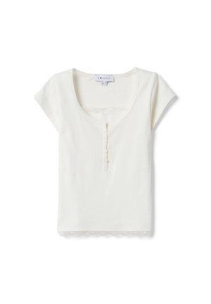 Haut blanc à manches courtes avec encolure arrondie, cinq boutons sur le devant et bordure en dentelle à l'ourlet et à l'encolure, posé à plat sur un fond blanc.