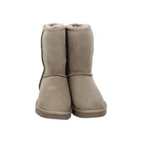 Pár stredne vysokých zimných čižiem z béžovej semšovej kože s mäkkou, plyšovou výstelkou a plochými gumovými podrážkami, umiestnených vedľa seba smerujúcich dopredu.