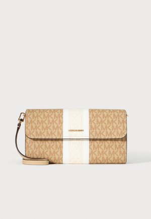 Bež Michael Kors clutch s uzorkom smeđeg logotipa, središnjom bijelom prugom, zlatnom pločicom s logotipom i odvojivom narukvicom na bijeloj pozadini.