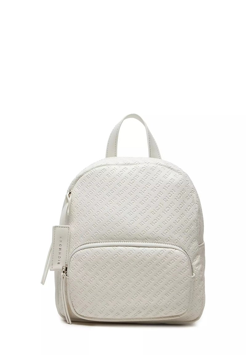 Zaino bianco con texture e design del logo in rilievo. Presenta una tasca frontale con zip, due spallacci e una parte superiore arrotondata.