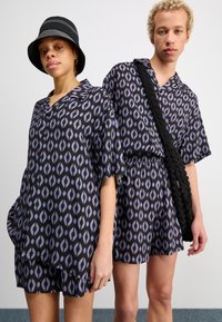 On Vacation - GEOMETRY UNISEX - Nööpidega pluus - black Väikepilt 1