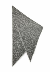 Écharpe triangulaire grise avec un motif léopard noir et des bords cousus en point de couverture sur un fond blanc.