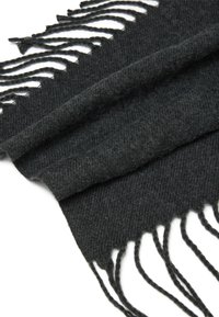 Sciarpa di lana grigia scura con un motivo a maglia testurizzato, rifinita con bordi frangiati. Il materiale appare morbido e caldo.