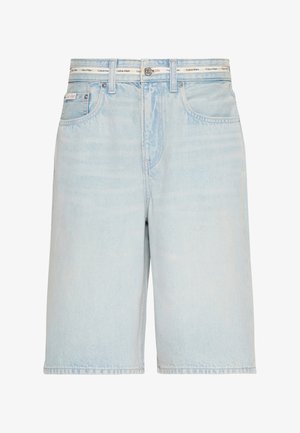 Hellblaue Denim-Shorts mit Vordertaschen und Gürtelschlaufen, mit einem weißen Bund mit dem Schriftzug „Calvin Klein“.