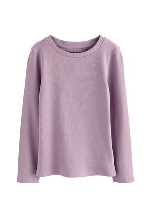 Chemise à manches longues en tricot côtelé lavande avec un col rond, présentée sur un fond blanc.