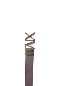 Cintura in pelle texturizzata viola con fibbia in metallo dorato lucido dal design angolare e logo inciso. Ideale per abbigliamento casual o formale.