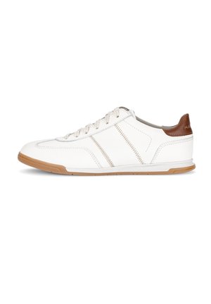 Lage witte lederen sneaker met beige rubberen zool, witte veters, gedetailleerde stiksels en bruine leren hielaccent.