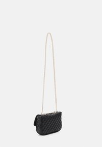 Bolso de mano de cuero negro acolchado con una correa de cadena dorada, con una forma redondeada y un cierre metálico.