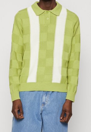 Grüner kariert gestrickter Poloshirt mit weißen Streifen, mit einem Kragen und gerippten Bündchen, aus weichem strukturiertem Stoff gefertigt.