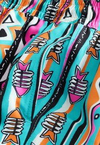 Pantalones cortos de baño coloridos en turquesa, con un patrón audaz de peces rosa y naranja junto con acentos en blanco y negro. Tela ligera con cintura elástica.
